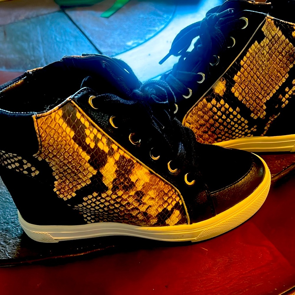 Aldo hightop, tennis shoes zip up the side size 5